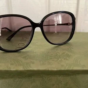 Gucci Sun Glasses - Glamorous and light. Made in Italy. In good condition. Gucci | Accessories | Gucci Sun Glasses Glamorous And Light  main image 2